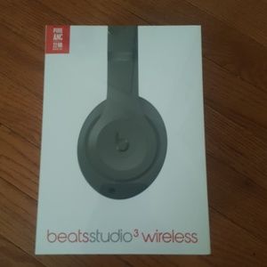 Beats By Dre studio wireless headphones
